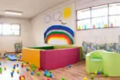 Immagine dell'interno dell'asilo arcobaleno