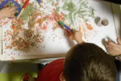 Un'immagine che ritrae mano, dito, artista, bambino e colore.