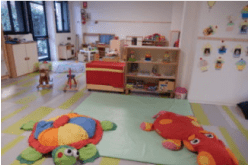 Un'immagine che ritrae pavimentazione, giocattolo, giocattoli per bambini, pavimento e camera.