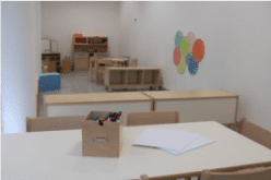 Un'immagine che ritrae mobilia, pavimentazione, tavolo, pavimento e design d'interni.