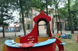 Un'immagine che ritrae attrezzature da gioco all'aperto, spazio pubblico, ricreazione, parco giochi e insediamento umano.