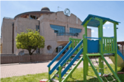 Un'immagine che ritrae insediamento umano, ombra, villa e locanda.