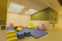 Un'immagine che ritrae design d'interni, pavimentazione, soffitto, pavimento e camera.