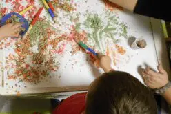 Un'immagine che ritrae mano, artista, dito, colore e bambino.