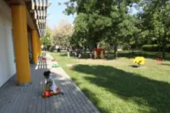 Un'immagine che ritrae spazio pubblico, ricreazione, ombra, tempo libero e prato.