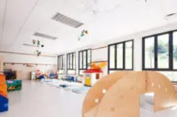 Un'immagine che ritrae pavimentazione, pavimento, soffitto, asilo e sala.